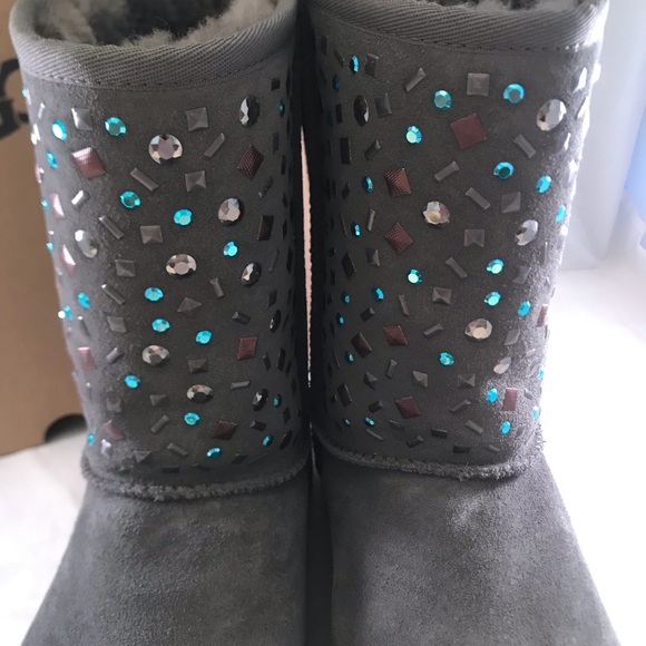 UGG CLASSIC SHORT STUD II Size 8
Color: CHRC - Picture 3 of 15